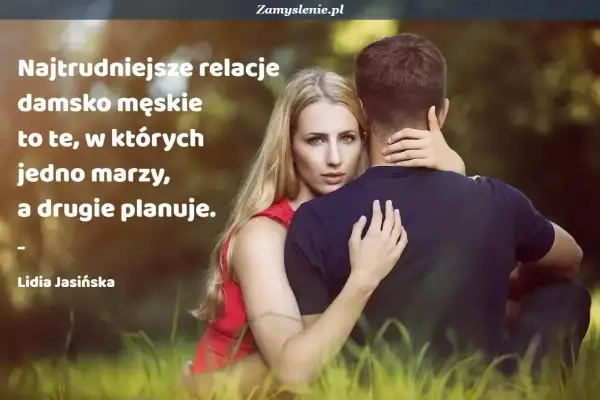 Kobieta obejmuje mężczyznę. Cytat o trudnych relacjach damsko męskich: "Najtrudniejsze relacje damsko męskie to te, w których jedno marzy, a drugie planuje.