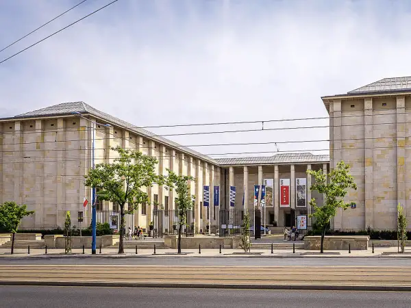 Muzeum Narodowe w Warszawie – świetne miejsce, by dowiedzieć się, co zwiedzić w Warszawie. Monumentalna architektura i ciekawe wystawy.