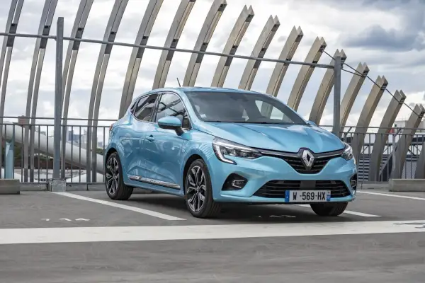 Une Renault Clio 5 bleue stationnée, parfaite pour estimer le prix de sa révision.