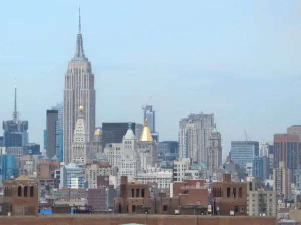 Widok na Manhattan z Empire State Building. Ile pięter ma Empire State Building? 102 piętra.