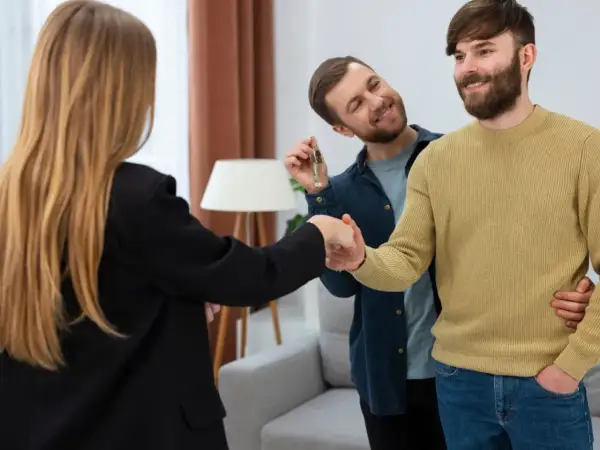 Coppia felice riceve le chiavi di casa, firmando un contratto 4+4 con disdetta dopo 4 anni.