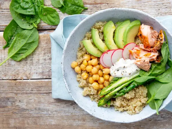 Gesundes Bowl-Rezept: Quinoa, Lachs, Avocado, Kichererbsen, Spargel & Spinat. Perfekt zum Bowl selber machen!