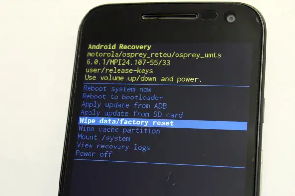 Ekran telefonu z menu Android Recovery. Wybrana opcja "Wipe data/factory reset" pokazuje, jak zresetować telefon do ustawień fabrycznych.