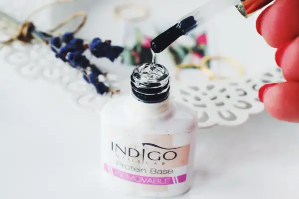 Aplikacja Protein Base Indigo Nails, klucz do pięknego i trwałego manicure proteinowego.
