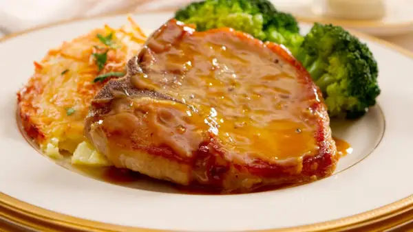 Un succulento secondo di carne con salsa, accompagnato da patate gratinate e broccoli. Perfetto per fare bella figura a tavola.
