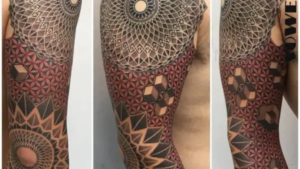 Brazo con tatuajes tradi geométricos, mandalas y flor de la vida en rojo y negro.