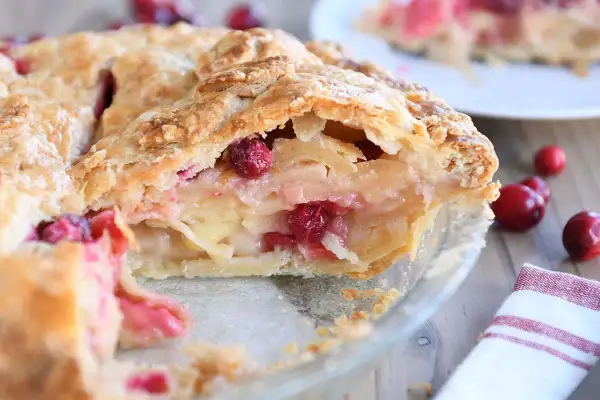 Kawałek pysznego jabłeczno-żurawinowego ciasta. Zastanawiasz się, czy pies może jeść żurawinę? To ciasto na pewno nie dla niego!