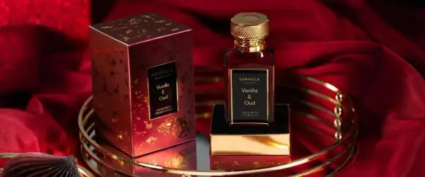 Eleganckie perfumy Sorvella Vanilla & Oud z ogonem, w bogatym, czerwonym opakowaniu, na złotym tle.