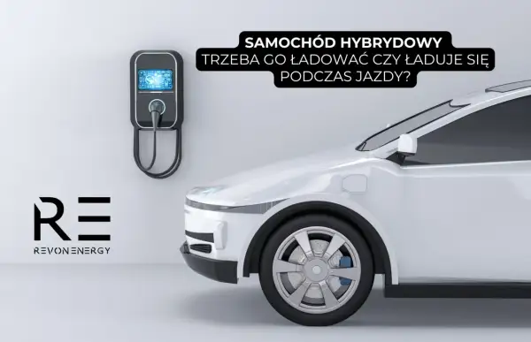 Biały samochód hybrydowy przy ładowarce ściennej. Czy trzeba go ładować, czy ładuje się podczas jazdy?