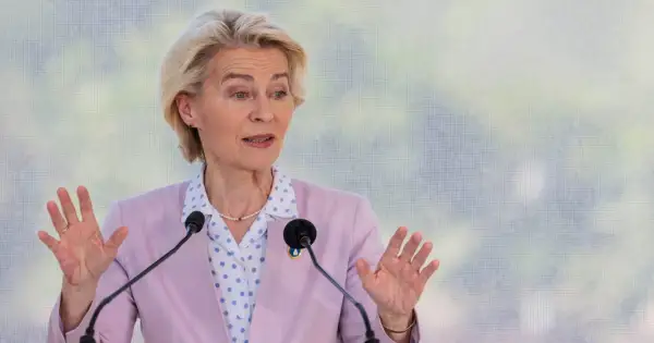 Ursula von der Leyen przemawia, wyjaśniając, czym jest mainstream. Jej gestykulacja i strój podkreślają jej pewność siebie.