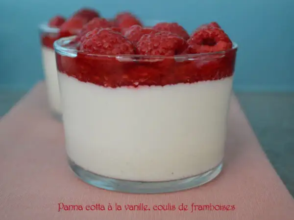 Délicieuse panna cotta à la vanille, surmontée d'un coulis de framboise et de framboises fraîches. Un dessert léger et fruité.