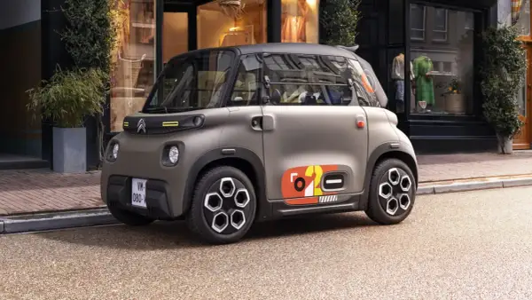 Citroën Ami, un veicolo compatto e agile, offre una guida sicura e divertente in città, con un design distintivo.
