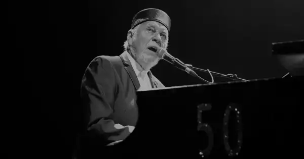 Gary Brooker, jeden z procol harum członków, gra na pianinie podczas koncertu.