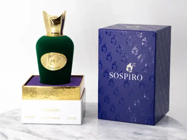Elegancka butelka perfum Sospiro Vibrato w zielonym aksamicie, ze złotą nakrętką i ozdobnym pudełkiem.