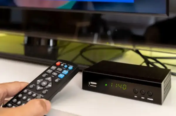 Pilot steruje dekoderem do telewizji naziemnej, który wyświetla godzinę.