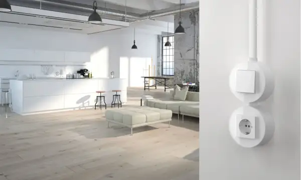 Moderne Küche und Wohnbereich mit zwei Steckdosen. Die Frage "wie viele steckdosen pro raum" wird hier durch die sichtbare Installation beantwortet.