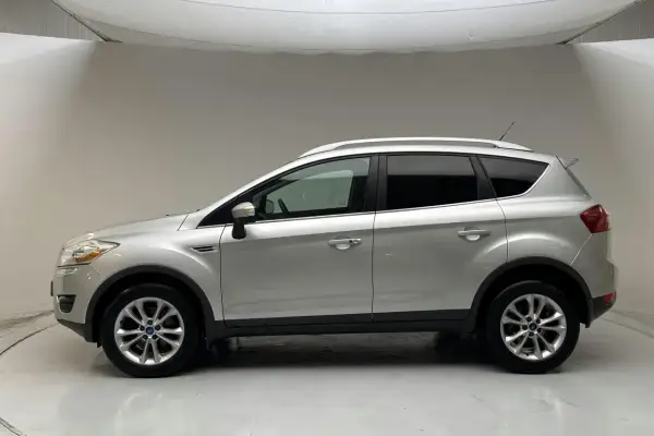 Silver Ford Kuga, sedd från sidan. En bil som kan ha ett ford kuga problem, men ser ren och fin ut här.