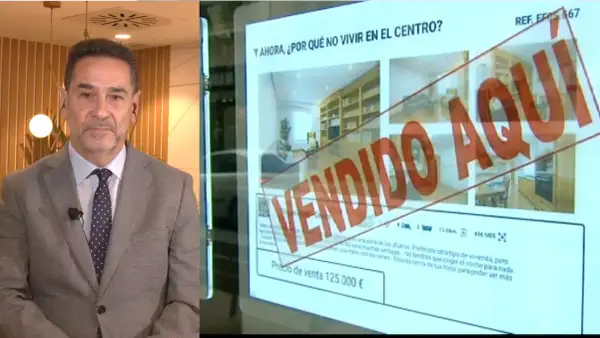 Hombre en traje habla sobre cuántas viviendas hay en España. En pantalla, anuncio de piso "VENDIDO AQUÍ".