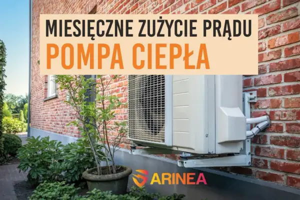 Pompa ciepła zamontowana na ścianie z cegły. Napis informuje o miesięcznym zużyciu prądu przez pompę ciepła.