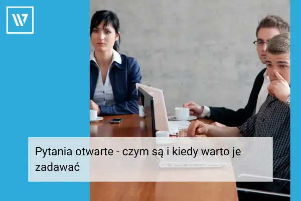 Ludzie na spotkaniu biznesowym, dyskutujący o tym, kiedy warto zadawać pytania otwarte. Przykłady takich pytań mogą pomóc w lepszym zrozumieniu sytuacji.