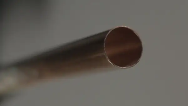 Extrémité d'un tuyau en cuivre montrant des signes de corrosion dus à une eau trop adoucie.