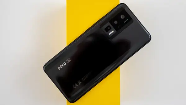 Teléfono negro con módulo de cámara triple y logo POCO 5G. El sensor de proximidad Xiaomi es parte de su avanzada tecnología.