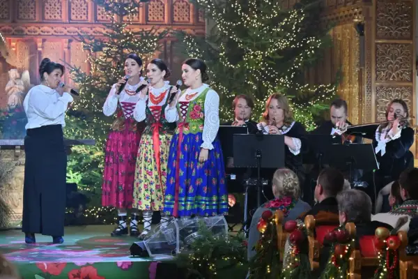 Wokalistki w strojach ludowych wykonują znane pastorałki, akompaniuje im zespół muzyczny.