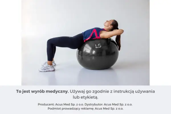 Kobieta ćwiczy na czarnej piłce gimnastycznej, opierając na niej plecy.