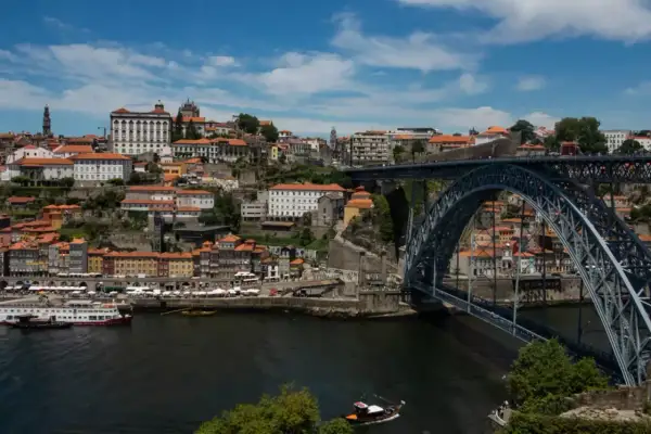 Widok na Porto z rzeką Duero i mostem Ludwika I.