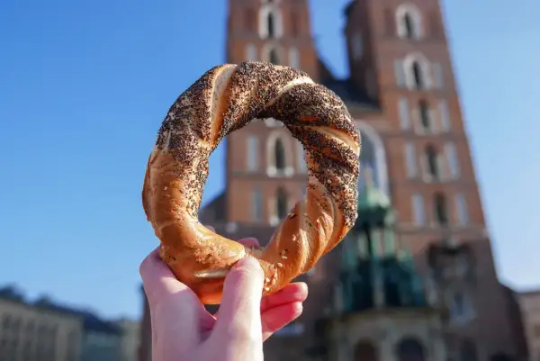 Obwarzanek krakowski z makiem i sezamem, idealny na przekąskę. Zastanawiasz się nad obwarzanek krakowski kcal?
