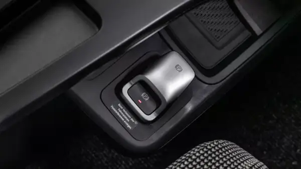 Bouton du frein à main électrique activé dans une voiture moderne.