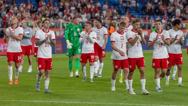 Piłkarze reprezentacji Polski w biało-czerwonych strojach, z orzełkiem na piersi, dziękują kibicom. Czy to zapowiedź, że zostaną mistrzem Polski?
