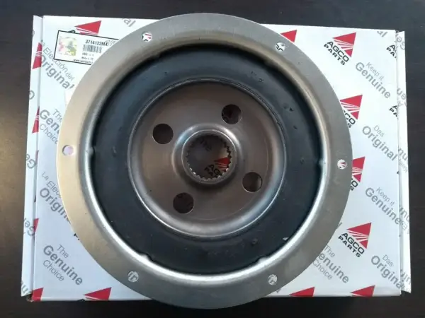 Metalowy tłumik drgań skrętnych z gumowym elementem, częścią AGCO Parts.
