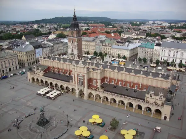 Krakowiaczek jeden tekst, Sukiennice na Rynku Głównym w Krakowie, z wieżą ratuszową w tle.