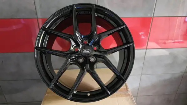 Błyszczące, czarne felgi Ford Vignale z pięcioma podwójnymi ramionami, idealne do nadania sportowego charakteru.