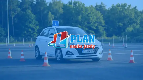 Biały samochód z literą "L" na dachu i logo "PLAN nauka jazdy" na tle drzew i pachołków. Idealny do nauki, jak przygotować się do jazdy na egzaminie.