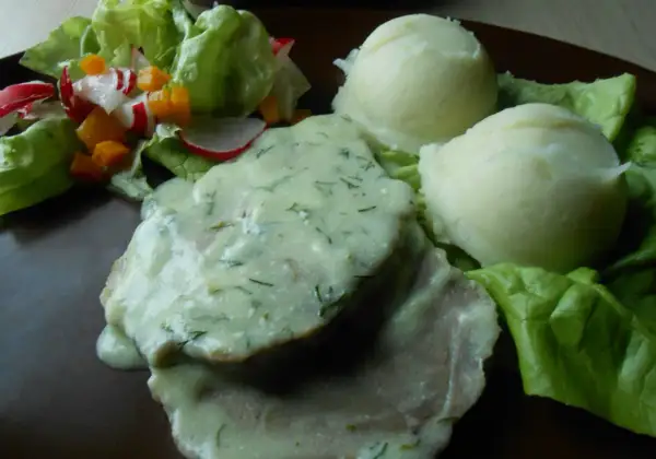 Schab w sosie koperkowym, podany z puree ziemniaczanym i sałatką z warzyw. Pyszny obiad gotowy!