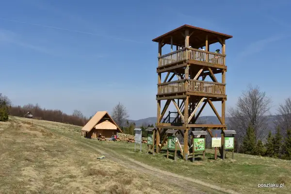 Drewniana wieża widokowa i chata na szlaku stary groń trasa.