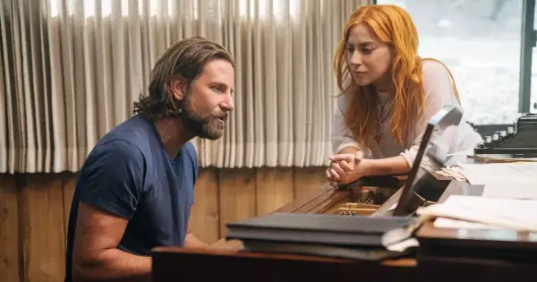 Bradley Cooper i Lady Gaga przy pianinie, początek ich wspólnej drogi w narodziny gwiazdy.