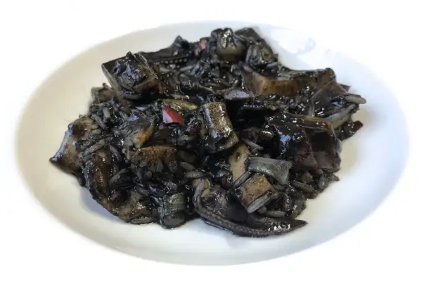 Arroz negro con calamares, una receta que evoca la estrella Michelin.