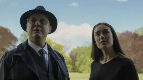 Reddington und Dembe blicken nachdenklich in den Himmel. Ein Moment der Ruhe in Staffel 11 von Blacklist.
