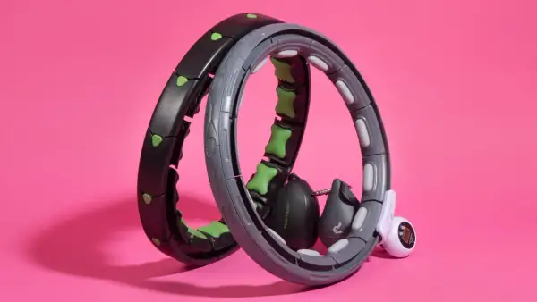 Zwei Hula Hoop Reifen mit Gewichten und Zählfunktion, einer davon ein Hula hoop mit ball testsieger.