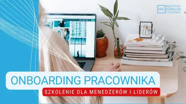 Onboarding pracownika: szkolenie dla menedżerów i liderów. Biurko z laptopem, roślinami i książkami.