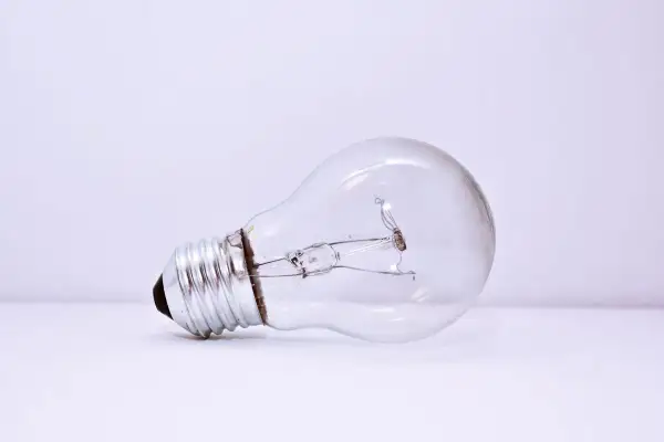 Lampadina a incandescenza, pronta per essere smaltita. Dove si buttano le lampadine? In discarica speciale, non nel vetro.