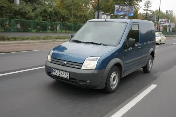 Niebieski Ford Transit 2018 na drodze, przygotowany do wymiany żarówki.