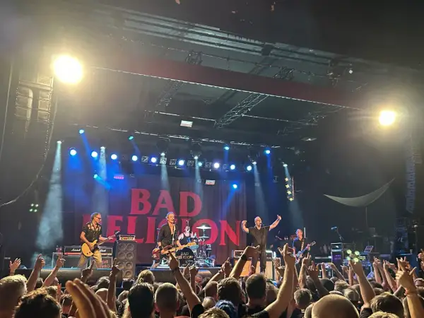 Bad Religion rockt die Bühne in Hamburg! Die Band gibt alles, während die Fans jubeln und die Hände zum Himmel recken.