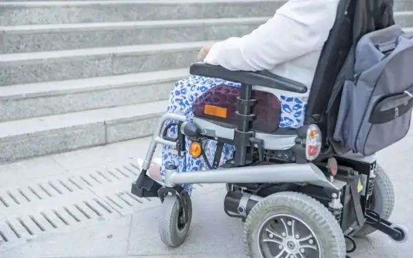 Kto może wystawić zlecenie na wózek inwalidzki? Oto kluczowe informacje