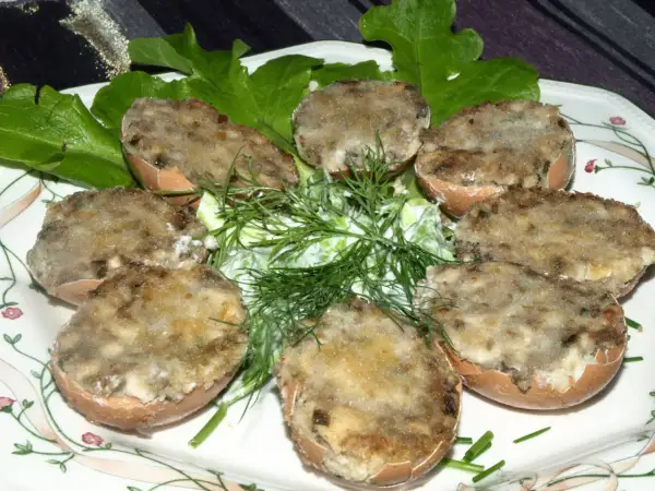 Jajka faszerowane pieczarkami smażone, podane z zieloną sałatą i koperkiem.