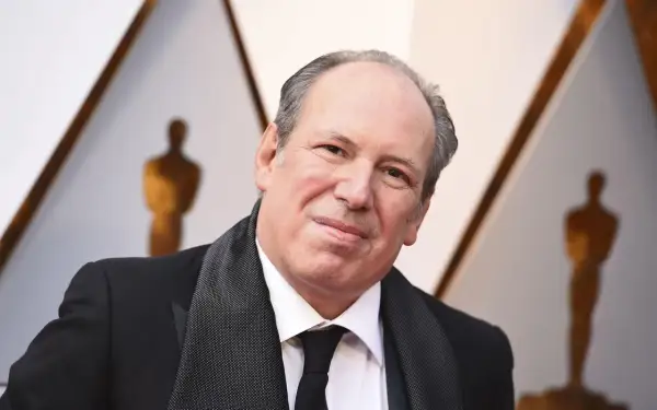 Hans Zimmer, kompositören bakom många ikoniska filmer, ler mot kameran.