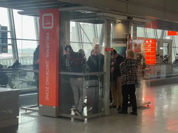 Gdzie jest palarnia na lotnisku Chopina? Oto wszystkie lokalizacje